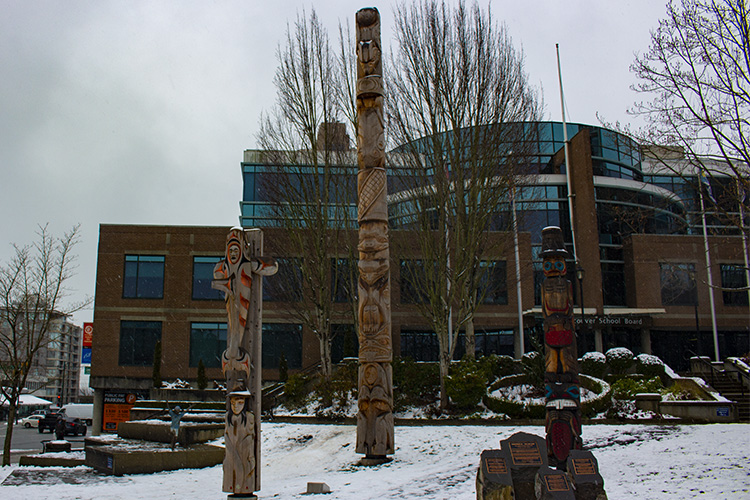Reconciliation pole indigenous artwork