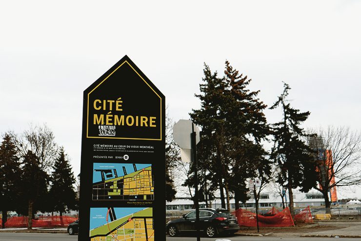 A Montréal en Histoires street sign that shows where nearby projections can be found.