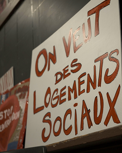 Sign saying on veut des logements sociaux