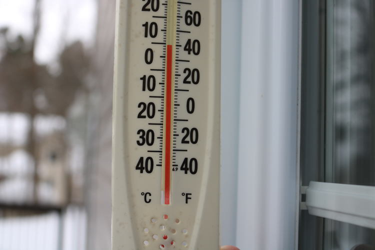 A thermometer showing 4 C on an early February morning