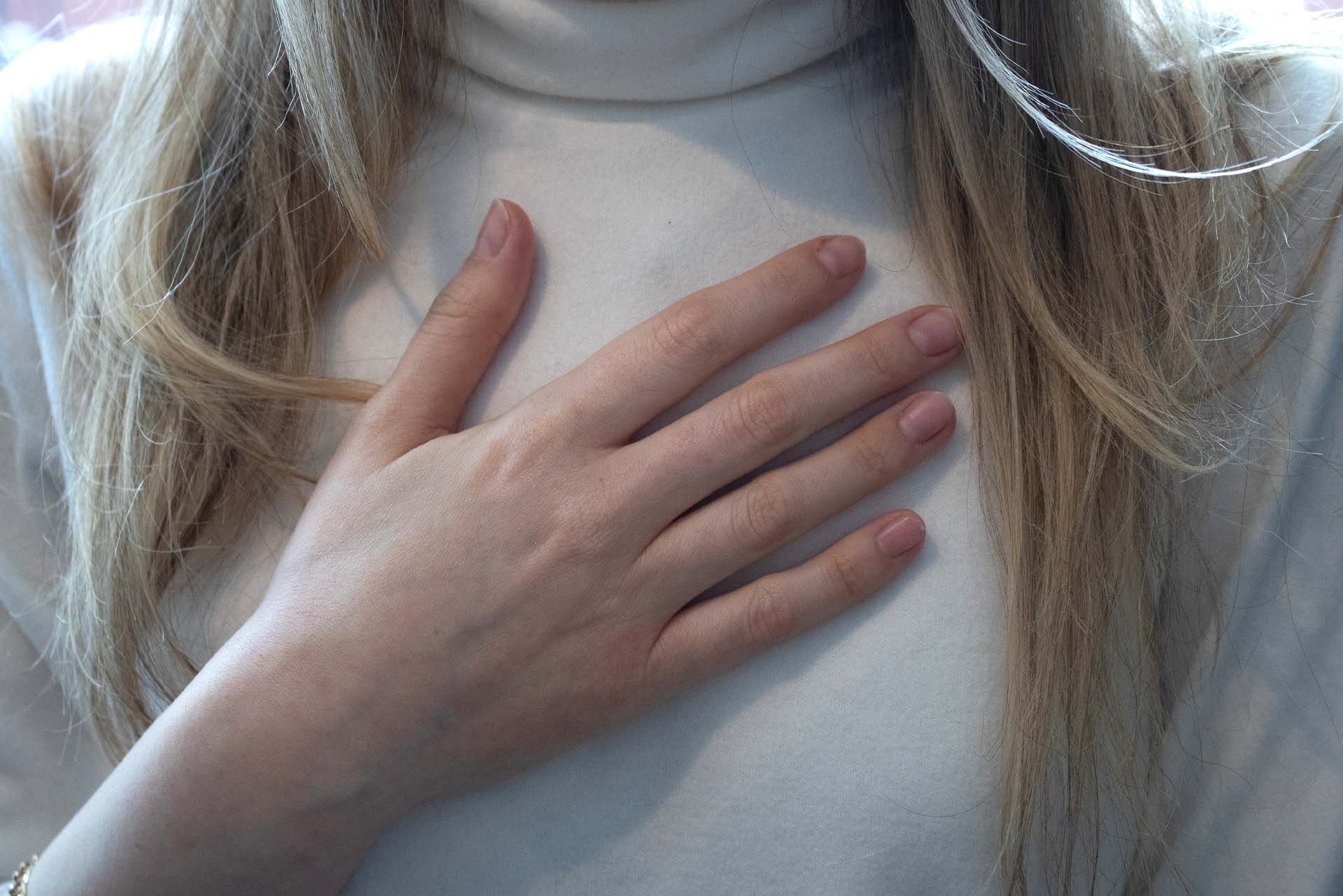 Main image of Adrian Louíse Calcagnotto touching her chest to control her breathing. Photo by: Dalia Nardolillo