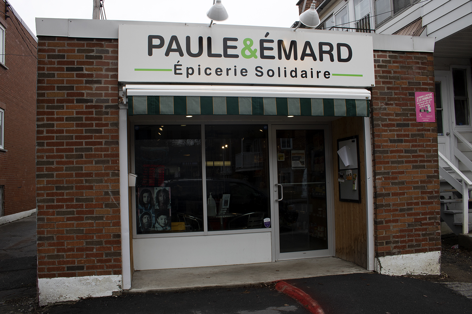 a view of Paule et Emard grocer